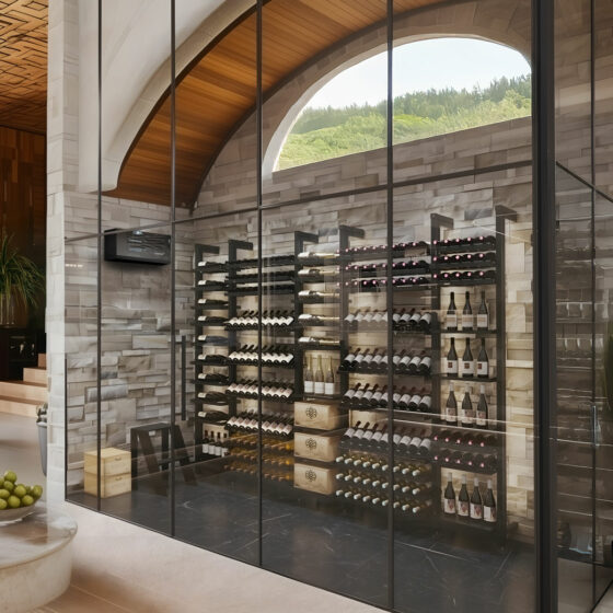 Rangement vin modulable en métal noir aérien - présentation des bouteilles haut de gamme - fixation murale ou au plafond - Modulo-X EuroCave