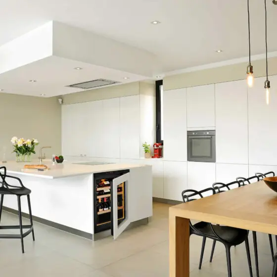 Cave encastrable EuroCave Inspiration sous plan de travail d'une cuisine - Cave avec porte technique vitrée sur laquelle fixer un habillage en façade.