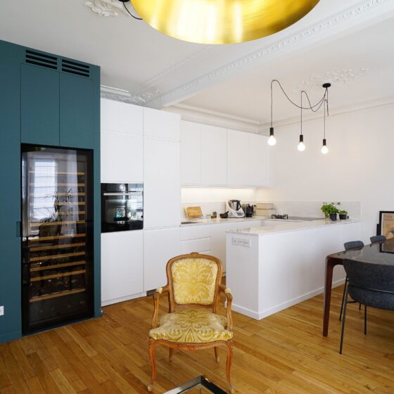 Cave à vin de vieillissement EuroCave Pure avec une porte totalement vitrée, des étagères coulissantes pour un accès facile aux bouteilles de vin - Paris - Design Bardin Architecte