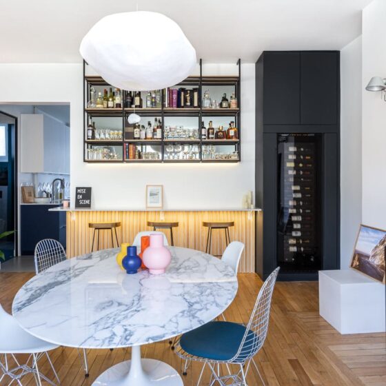 Aménagement d'un bar de salon sur mesure avec l'intégration d'une cave à vin encastrable EuroCave Inspiration à Paris - Design Mise En Scene