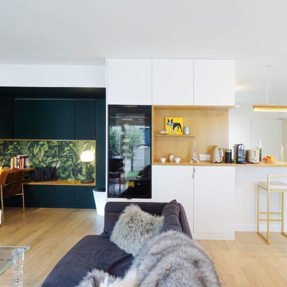 Aménagement d'un espace bar sur mesure avec l'intégration d'une cave à vin encastrable EuroCave Inspiration dans le salon d'un appartement à Paris - Design Mise En Scene