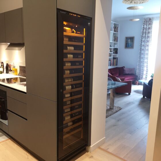 Cave à vin ecastrable grand modèle intégré dans un meuble de cuisine moderne Perene - Inspiration EuroCave