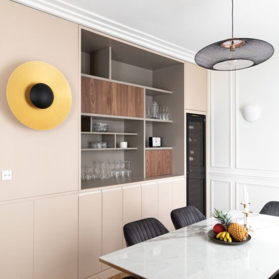 Cave à vin Inspiration porte vitrée et éclairage intégré dans une salle à manger. L'intégration dans le meuble permet une décoration épurée - Design Bertrand Fompeyrine