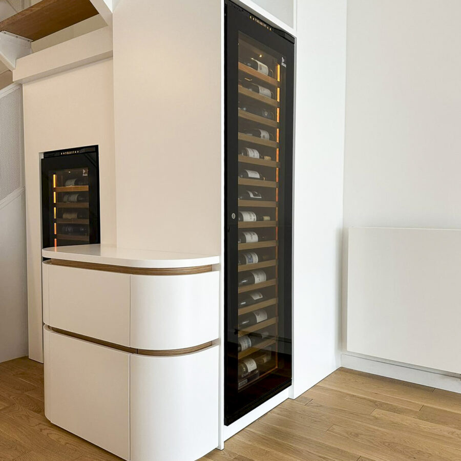 Caves à vin EuroCave Inspiration installées dans un meuble sous escalier à Paris - design Akonceptmobilier