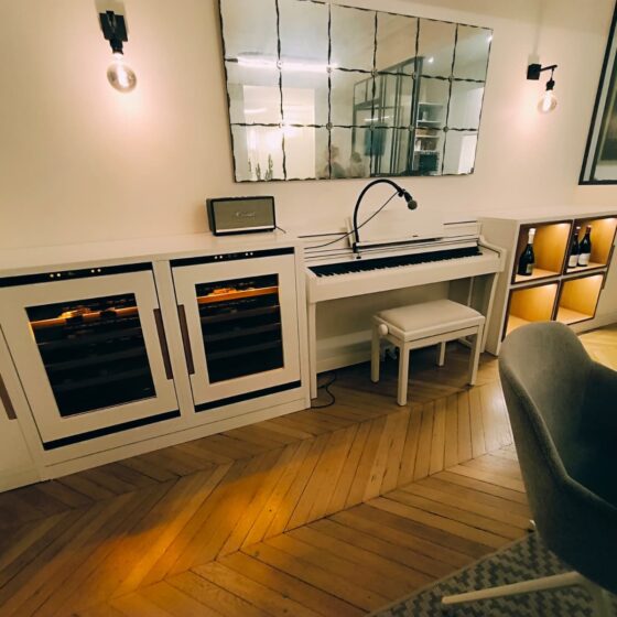 Création d'un meuble custom pour intégrer 2 caves à vin Inspiration EuroCave, d'un piano et des étagères.