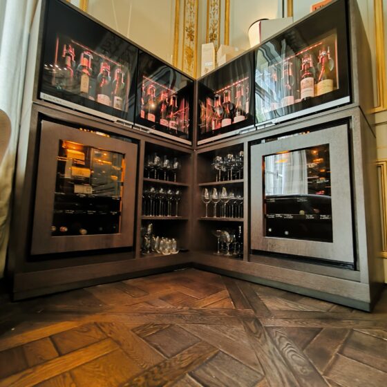 Espace bar de dégustation dans la salle d'un restaurant à Paris - Service du vin au verre à température idéale de dégustation - Wine Bar et Inspiration EuroCave