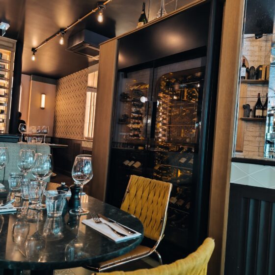 Installation de la vitrine à vin EuroCave ShowCave dans le restaurant Prince Wagram à Paris - Belle mise en valeur de l'offre vin.