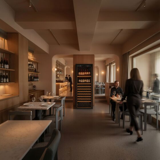 Cave à vin de service grande capacité installée dans la salle d'un restaurant - Stockage à température de service et belle présentation des bouteilles de vin