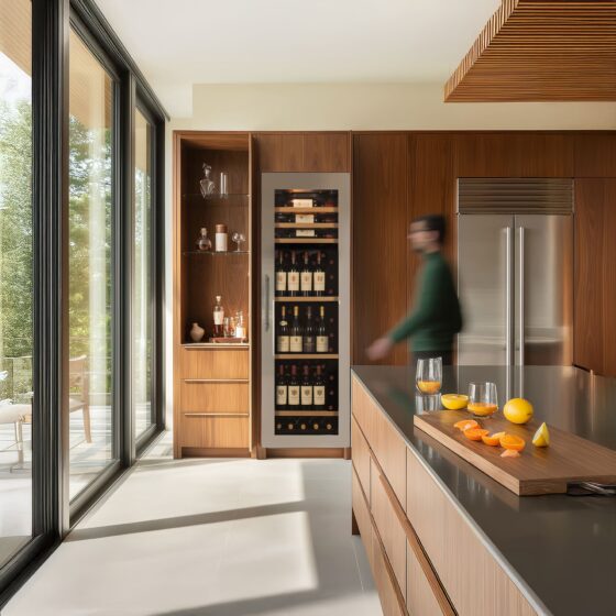 Cave à vin encastrable avec une porte technique et habillage inox intégrée dans une cuisine moderne - eurocave Inspiration